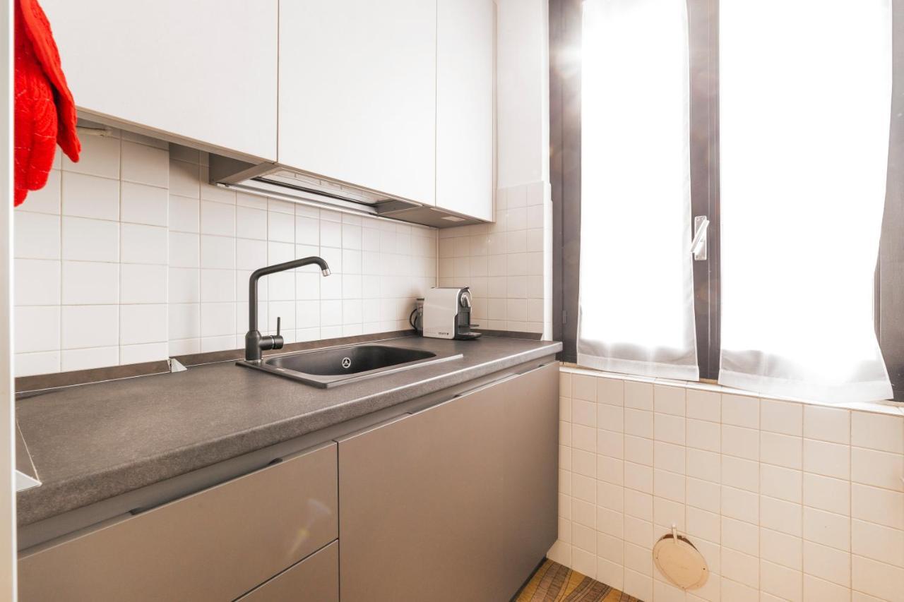 Red Subway X4 Apartment *