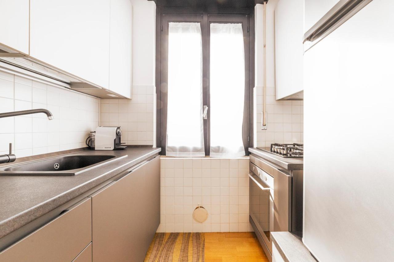 Red Subway X4 Apartment