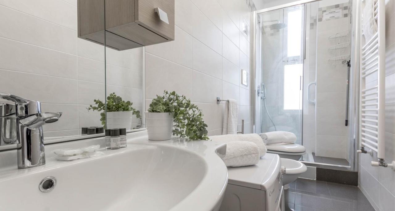 Joivy Elegant 1-br Flat Next To Centrale Apartment *