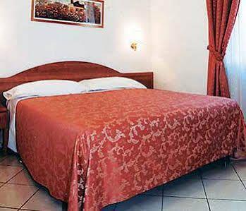 Mondial Hotel 2*