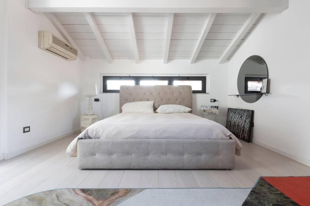 Unique 4 Storey House On Naviglio 4bd, 4bt *