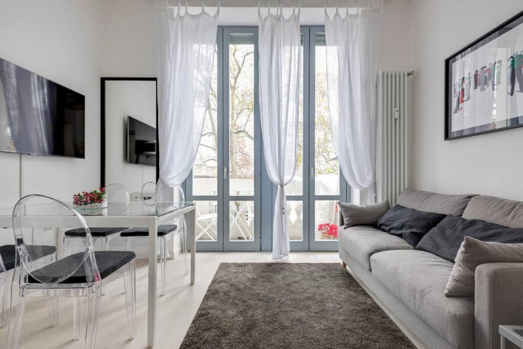 Easylife - L Abbraccio Dell Affascinante P Romana Milan