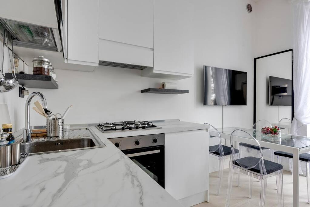 Easylife - L Abbraccio Dell Affascinante P Romana Milan