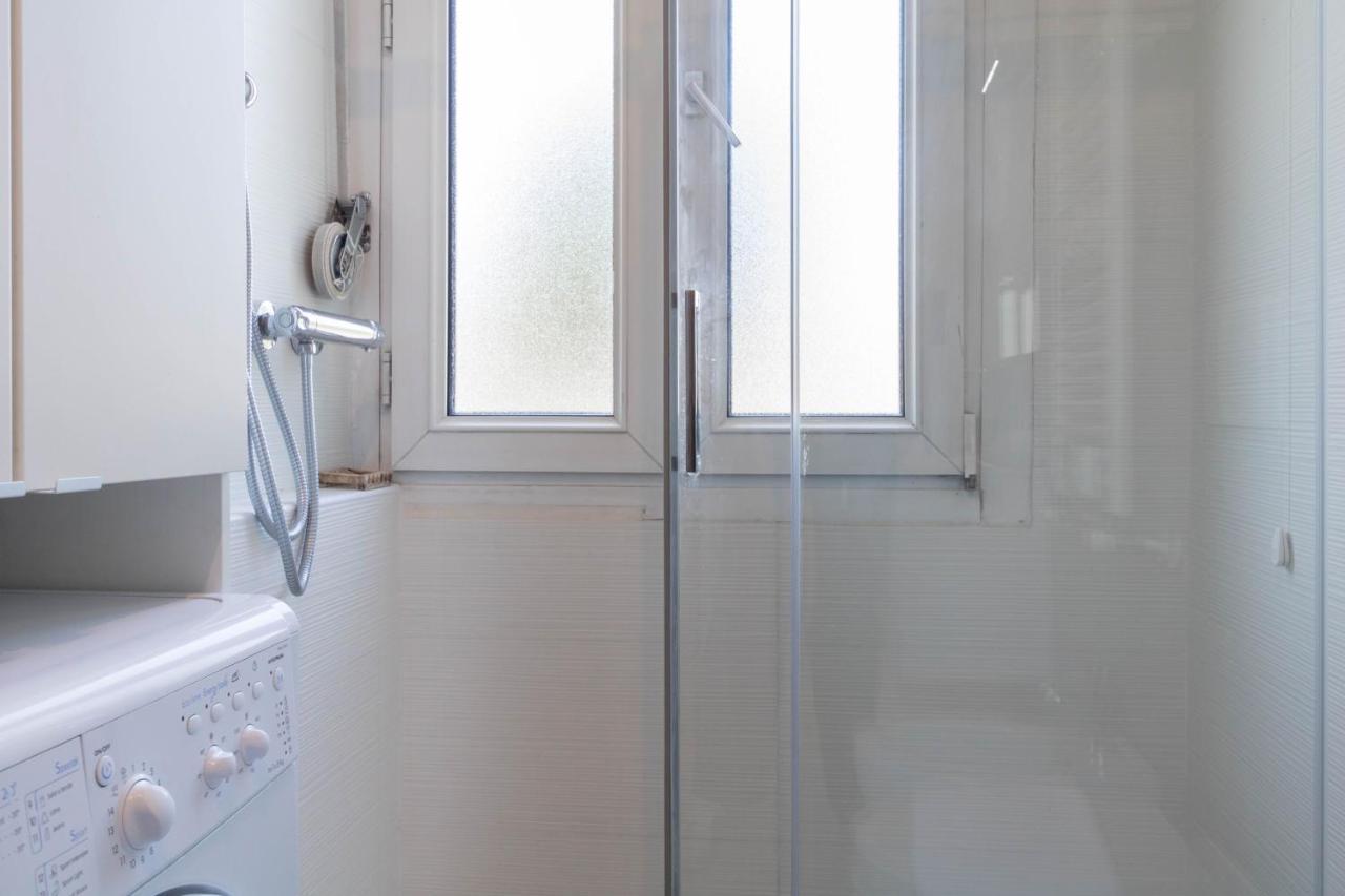 Apartment Altido Spacious 1 Bedroom For 3 In *