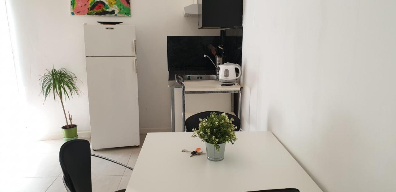 Smart Station Apartment *