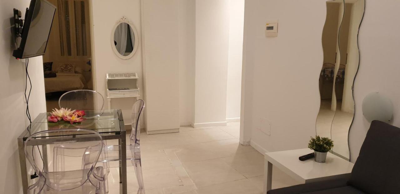 Smart Station Apartment *