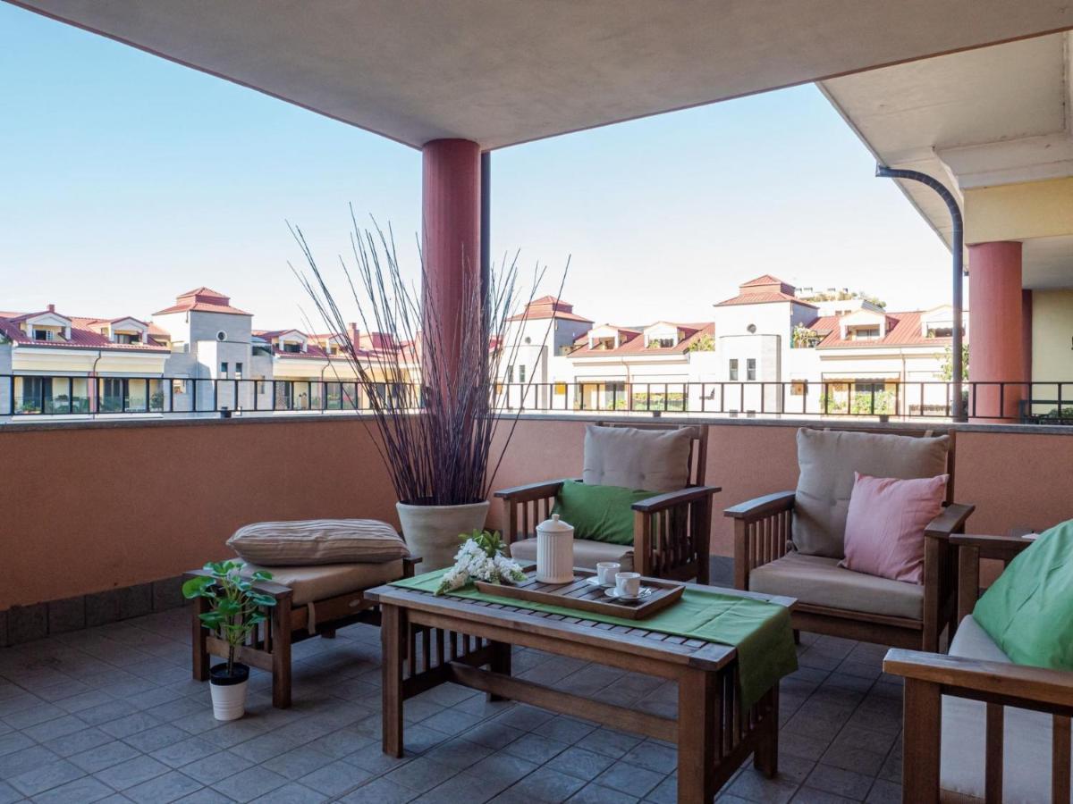 Apartment Bright One-bedroom With Terrace In *