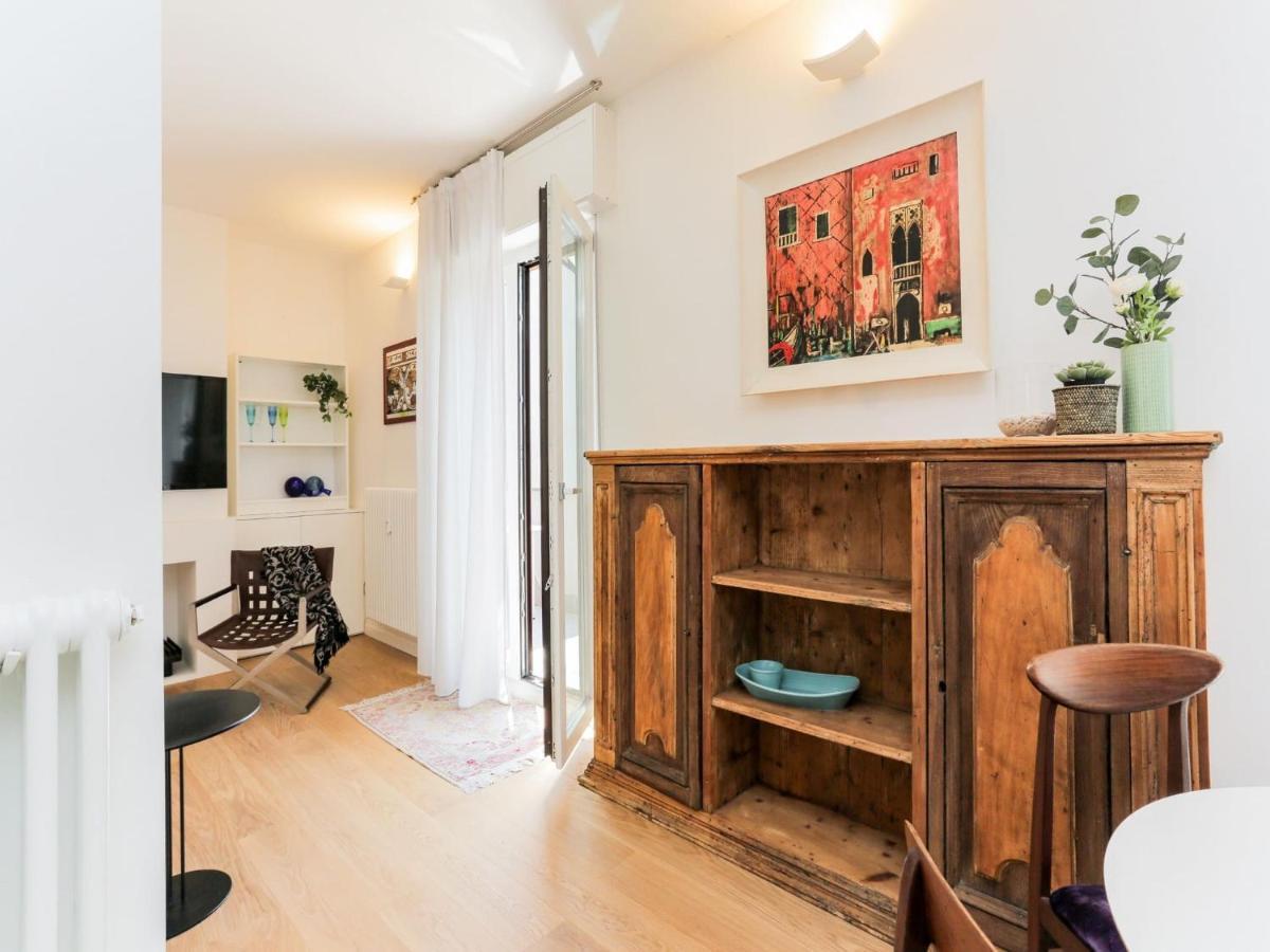 The Rent - With Balcony In Amendola Apartment *