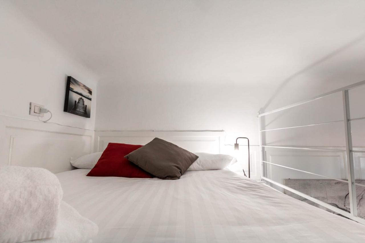 Apartment Joivy Lovely For 2 With Balcony Near Duomo Milan