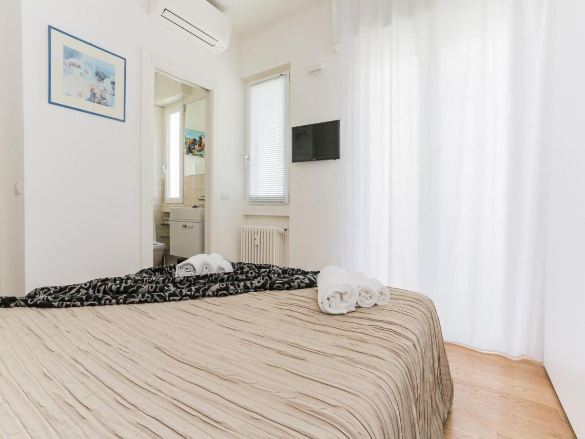 The Rent - With Balcony In Amendola Apartment Milan