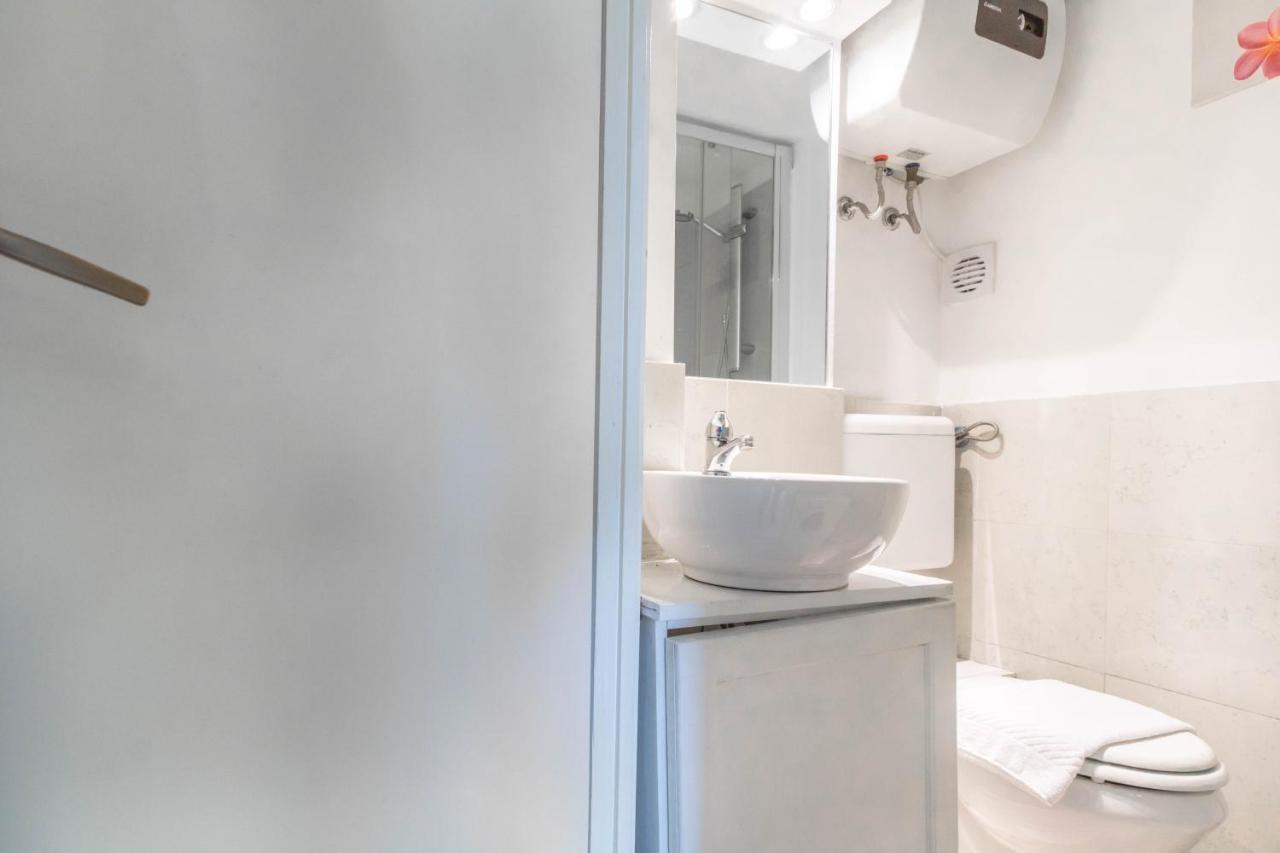 Apartment Joivy Lovely For 2 With Balcony Near Duomo