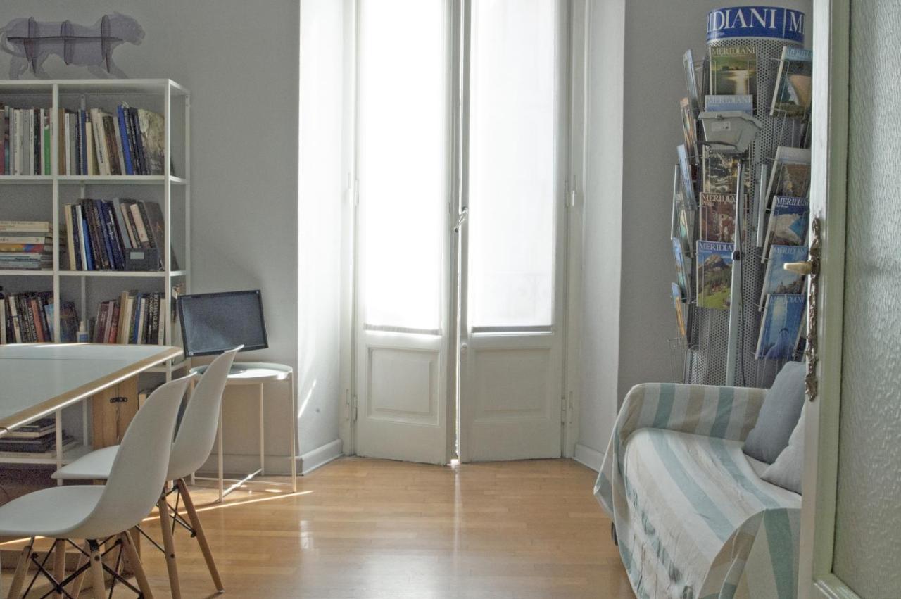Liberty Two-room In Porta Venezia Apartment