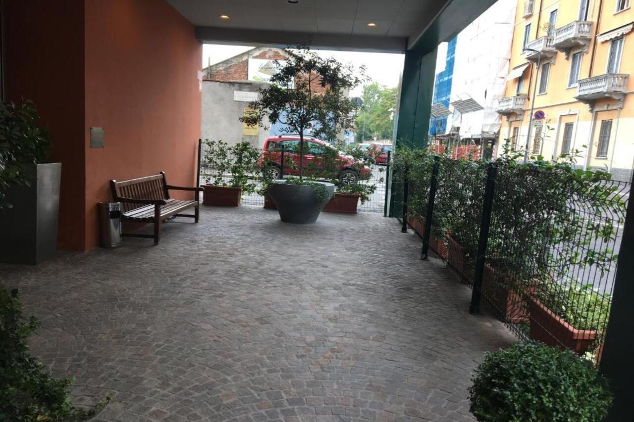 Blaise & Francis Hotel