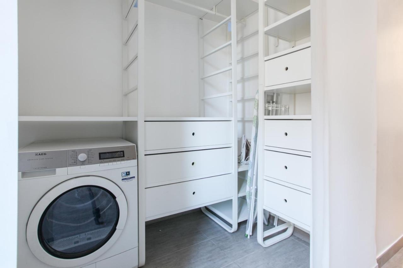 Modern Close To Shopping District Apartment Milan