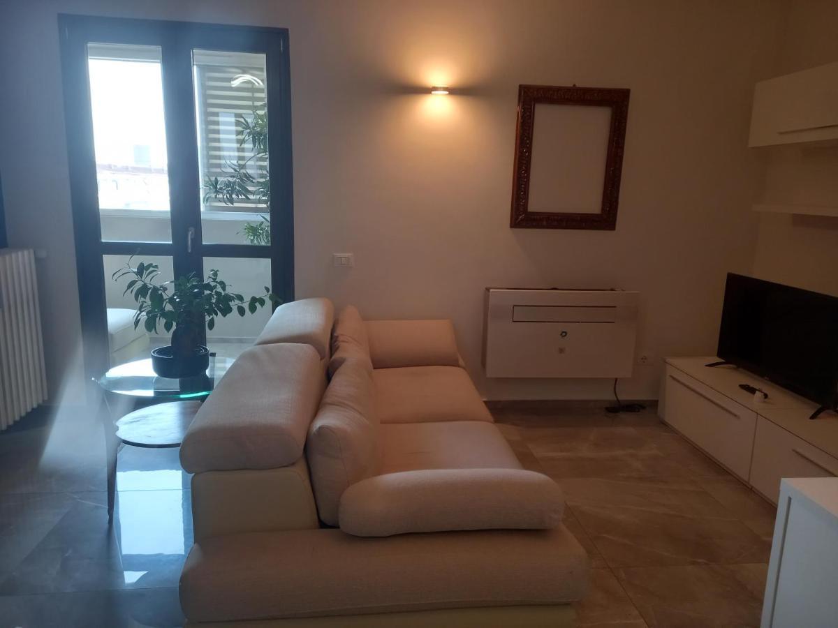Home Suite Home - Super Attic Suite -With Free Parking - Zone Iulm & Naba & Navigli - Metro Subway Romolo Apartment