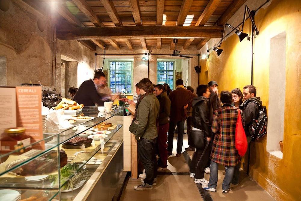 Un Posto A - All'interno Di Cascina Del 700 * Milan