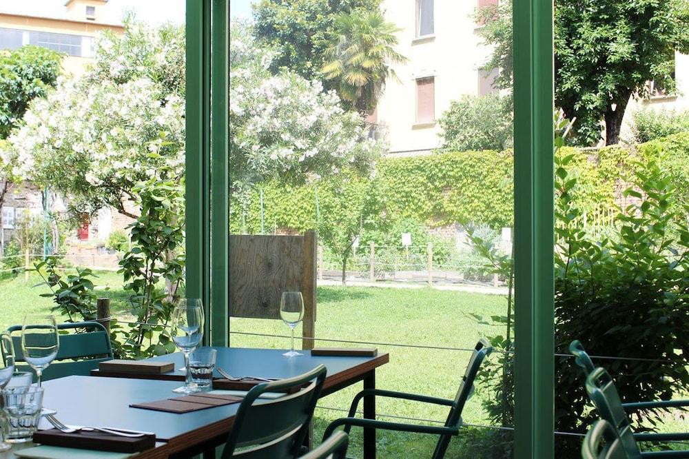 Un Posto A - All'interno Di Cascina Del 700 * Milan