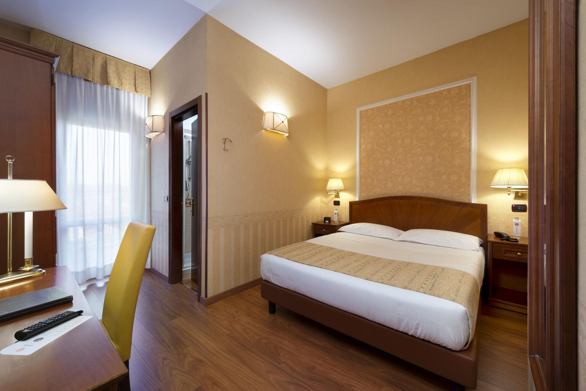 Lancaster Hotel 3*