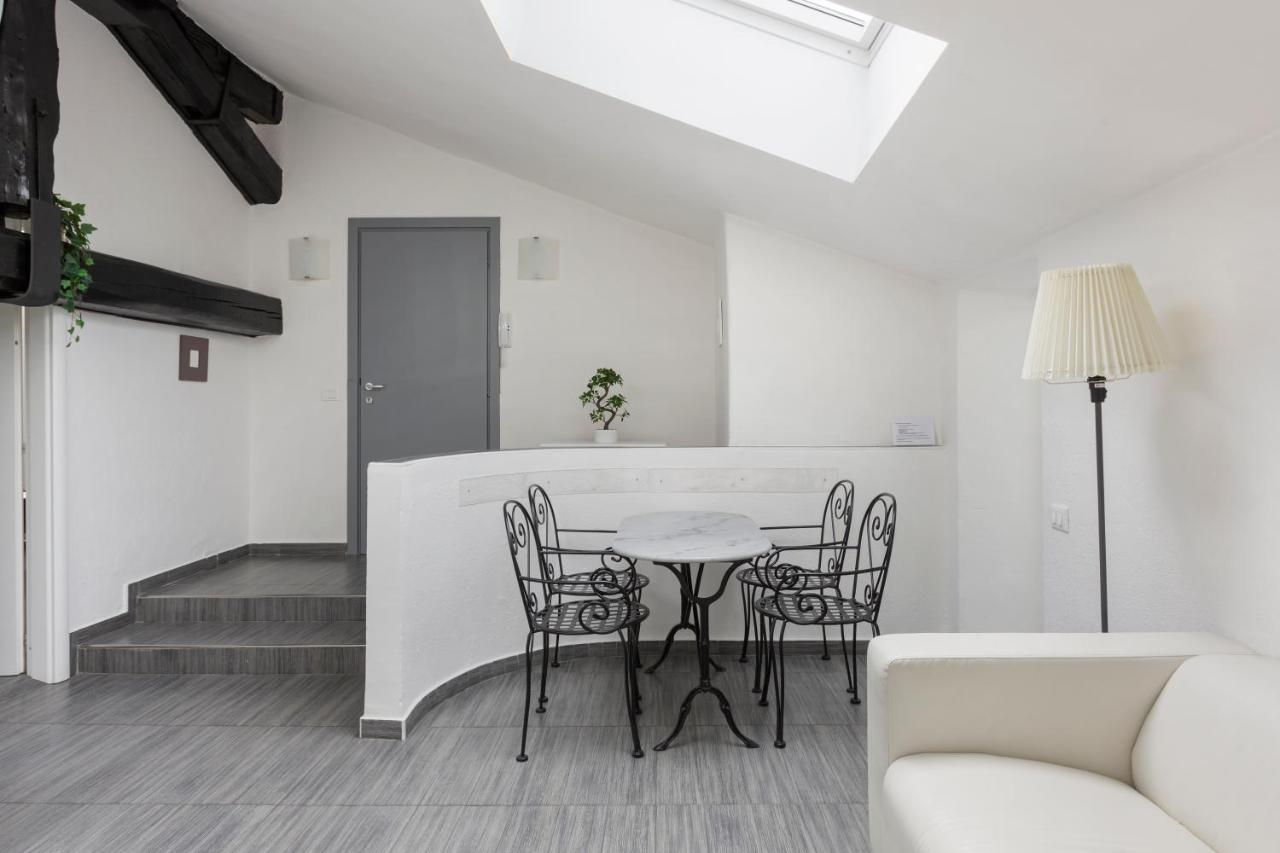 2 Bedroom 2 Bathroom Apt - Duomo 1 Apartment Milan