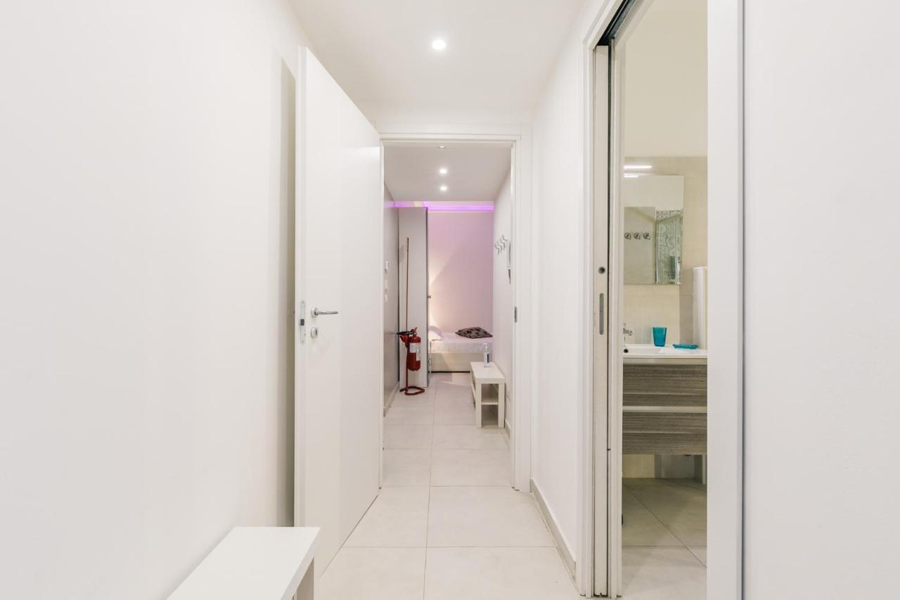 21 Apartment *