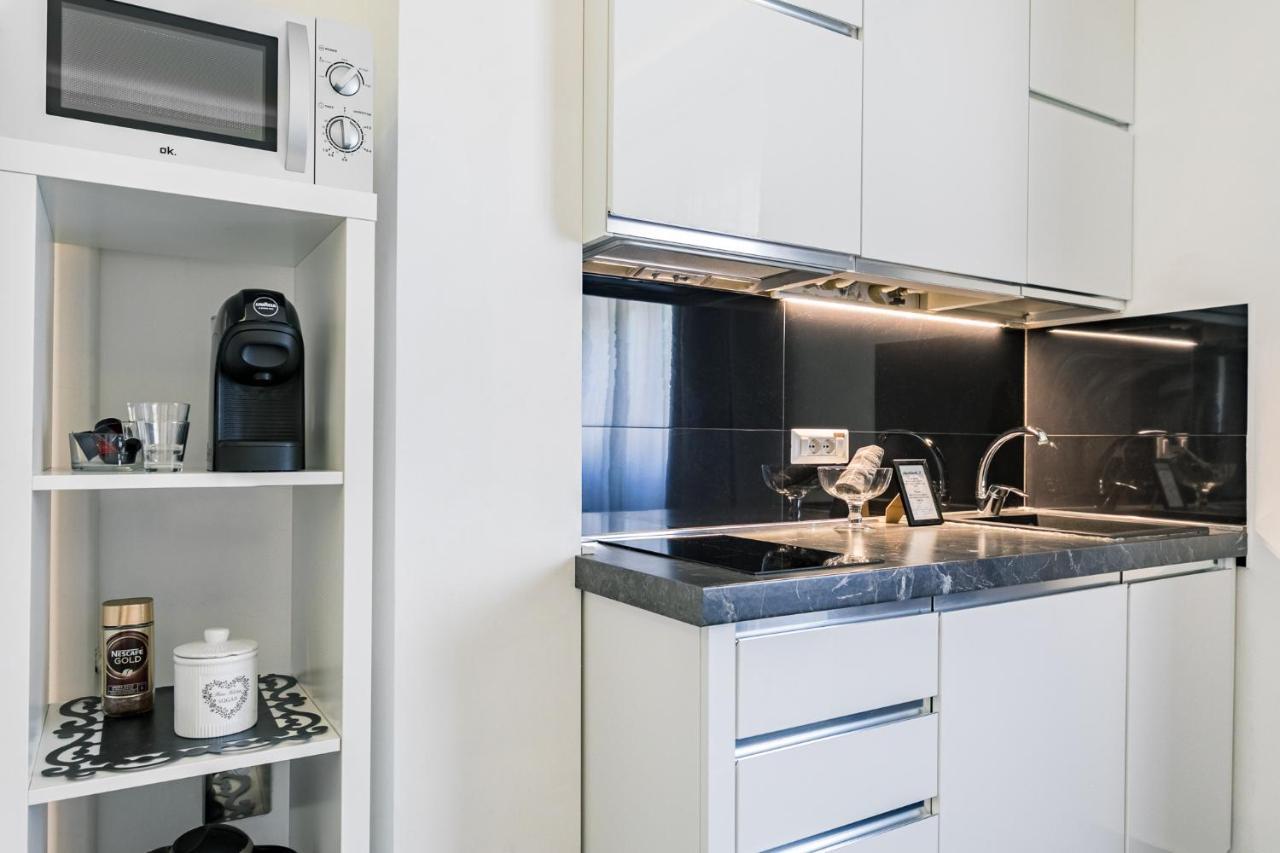 Apartment 21 *