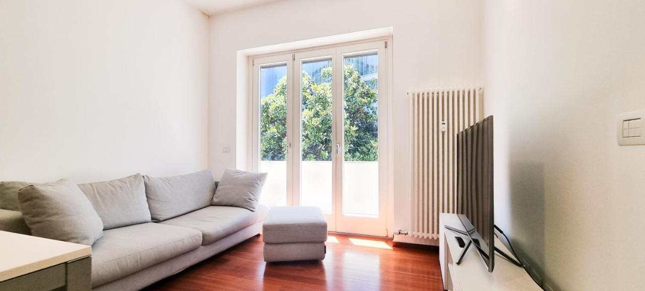 Joivy Superb Flat, 2 Balconies & Skyscrapers View Apartment Milan