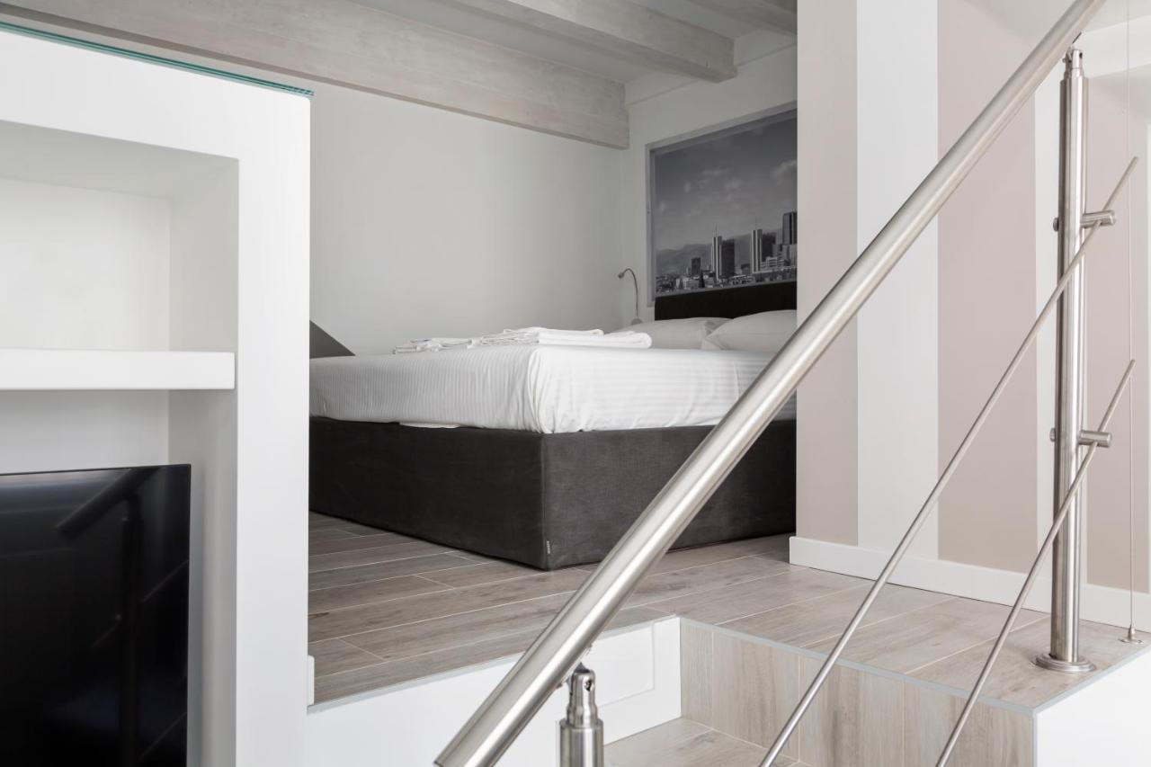 Nest For 2 In Fashion District Via S Cecilia Milan