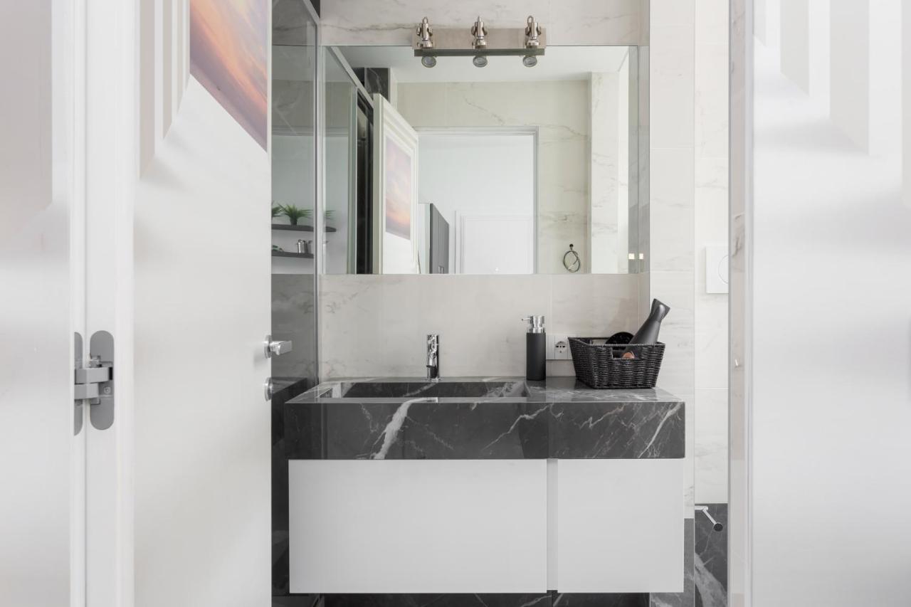 Nest For 2 In Fashion District Via S Cecilia Milan