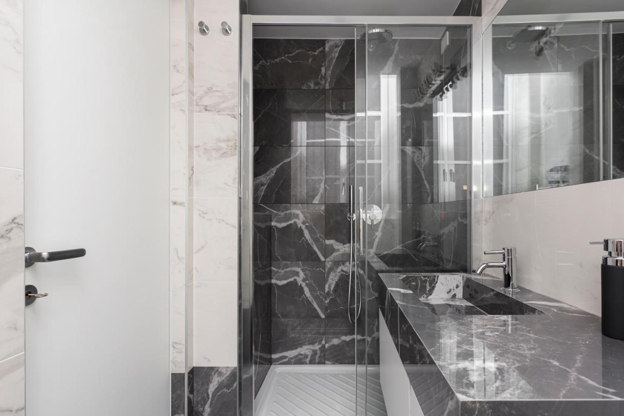 Nest For 2 In Fashion District Via S Cecilia * Milan