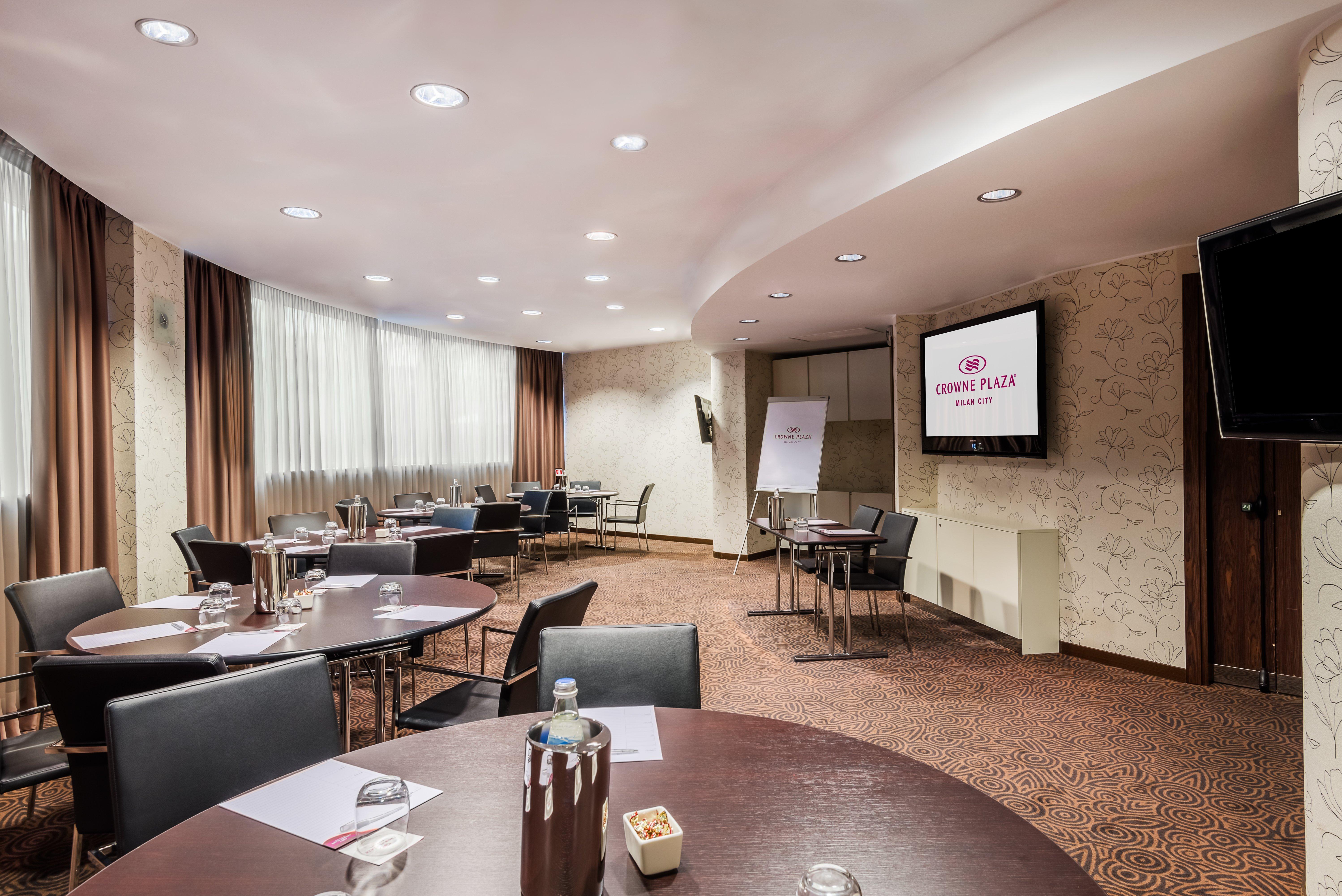 Crowne Plaza By Ihg Hotel 4*