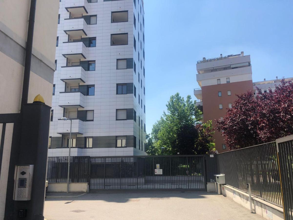 Sulla Metro 3 Gialla Maciachini Milan