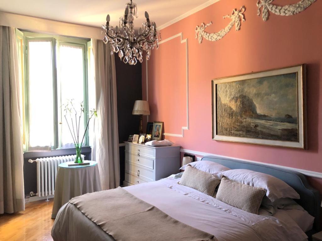 Elegant Bedroom In A Relaxing *