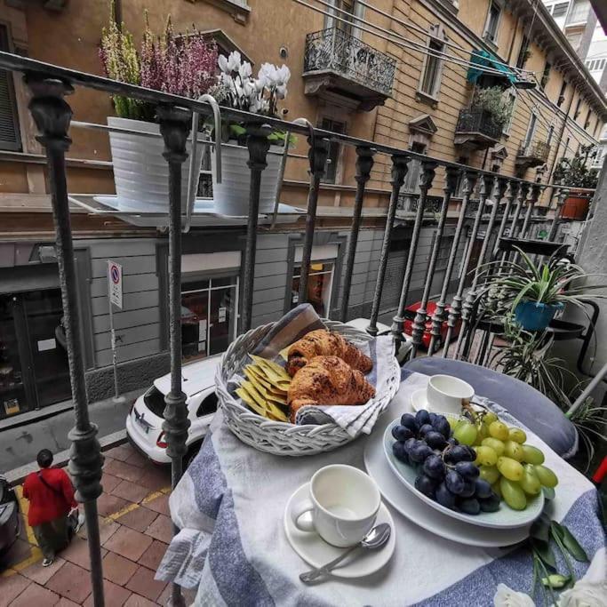 Intero Su Via Tortona-darsena-navigli * Milão