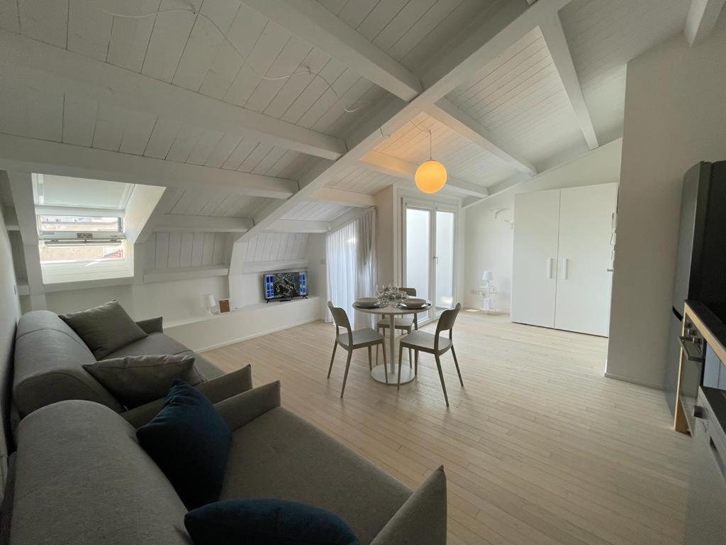 Imhome - Abruzzi Apartment Milan