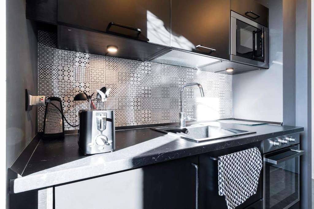 Black & White Flat In Naviglio/ Porta Genova * Milan