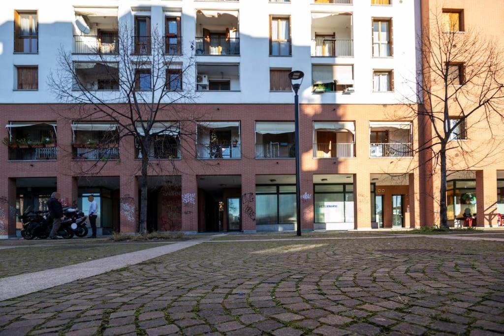 Black & White Flat In Naviglio/ Porta Genova Milan