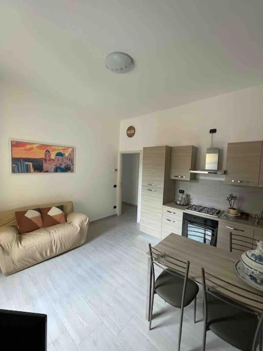 Isola District,famous Area, Space Flat, Lightful,6 Pax Apartment *
