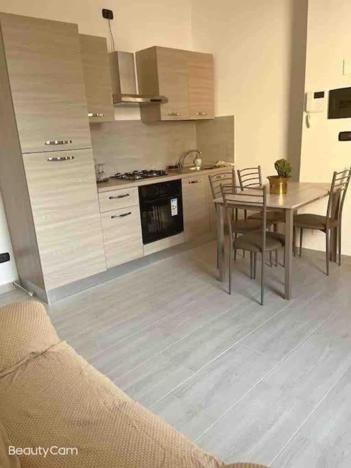 Apartment Isola District,famous Area, Space Flat, Lightful,6 Pax