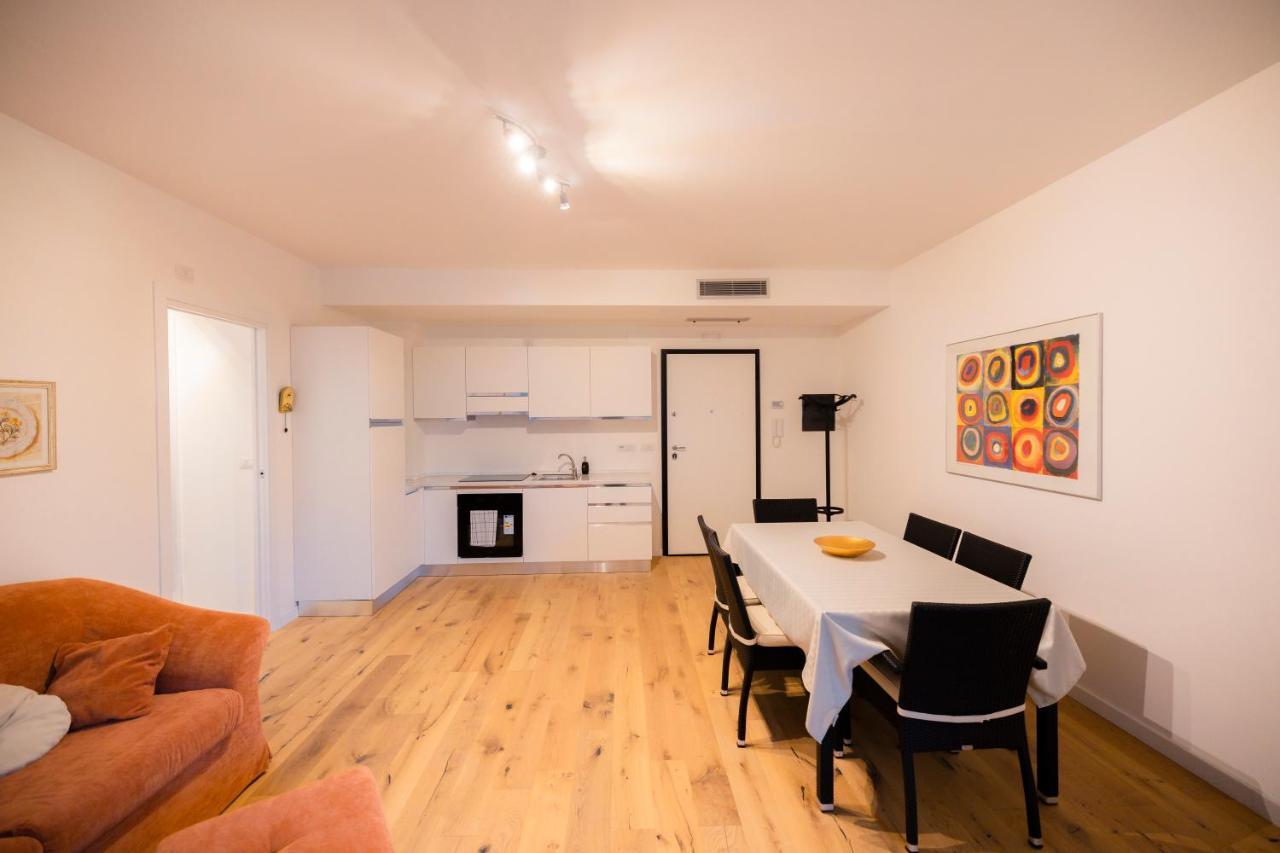 Nuovissimo Bilocale In Zona Navigli/romolo Apartamento Milão