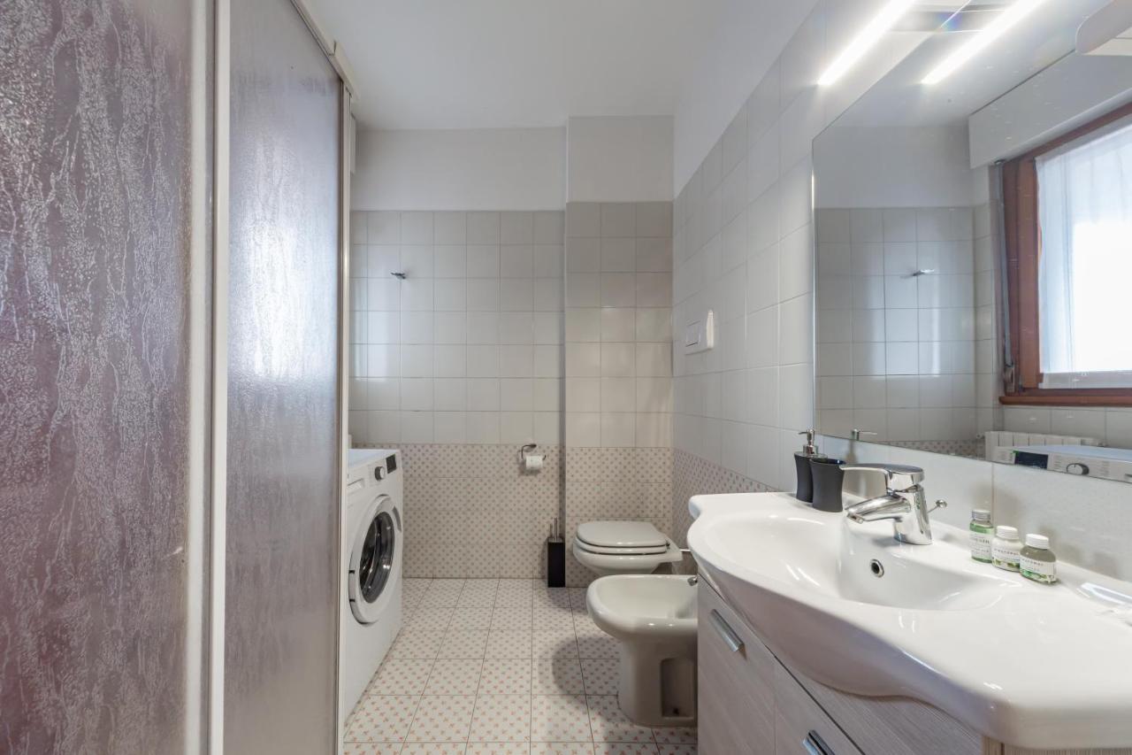 Cozy Apt - Private Parking & Terrace Milan