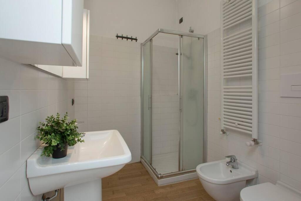 Stazione - Nuovo E Moderno Appartamento. Apartamento Milão