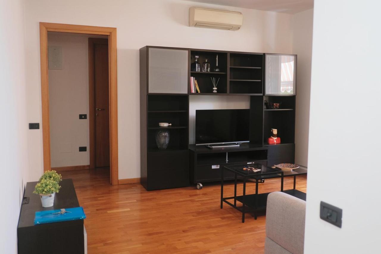 Bwr - Bilocale Con Terrazzo, Via Gonin * Milan