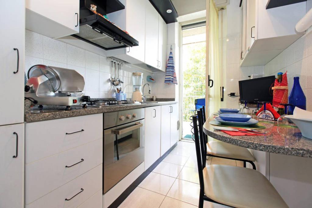 Room, 200m Subway, Navigli Area, Free Park, 10min Center, No Fee, Shared Bath And Kitchen Milan