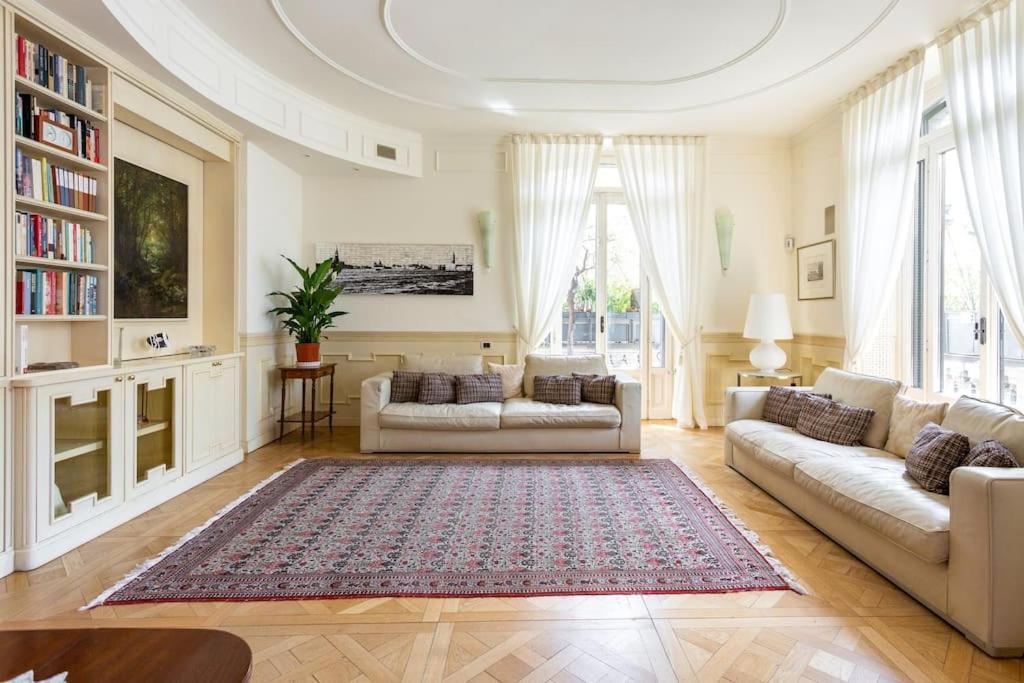 Center Luxury With Balcony Apartment Milan