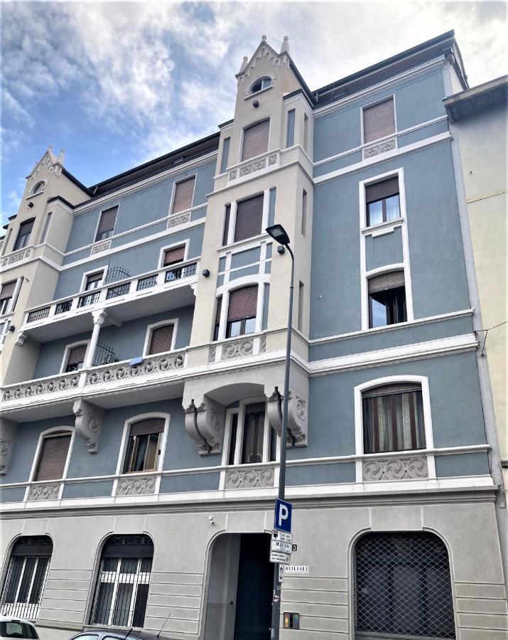 Oxilia Near To Red Subway Milano