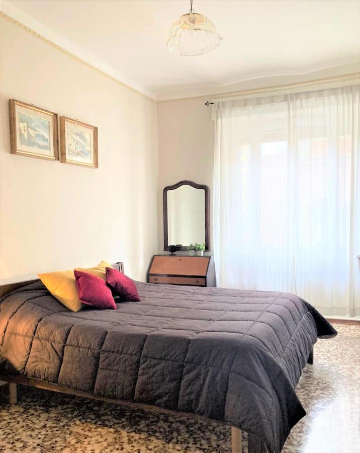 Oxilia Near To Red Subway * Milano