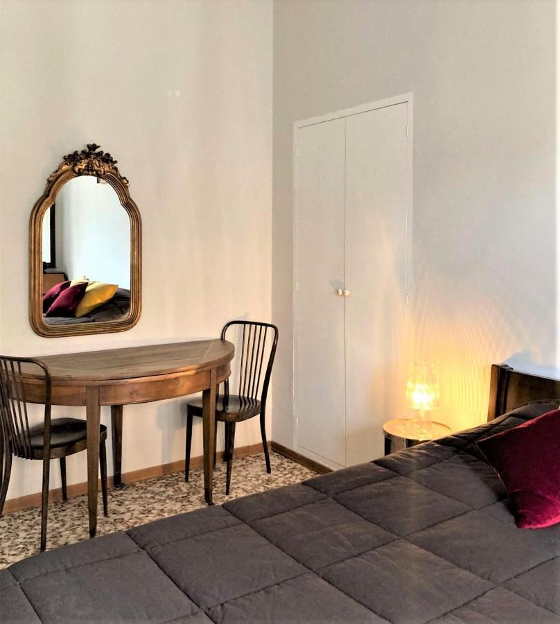 Oxilia Near To Red Subway * Milano