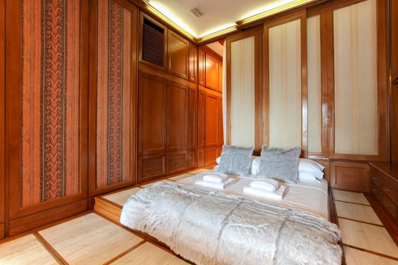 Apartment San Babila Milan