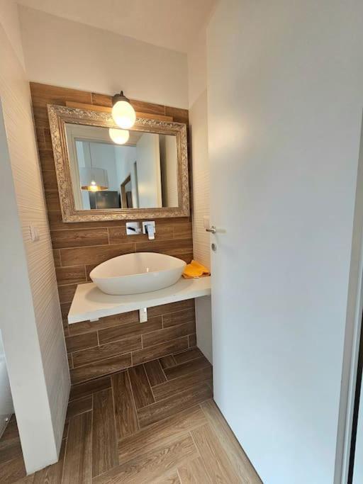 Grazioso Bilocale Ristrutturato Vicino Stazione/metro Apartment *