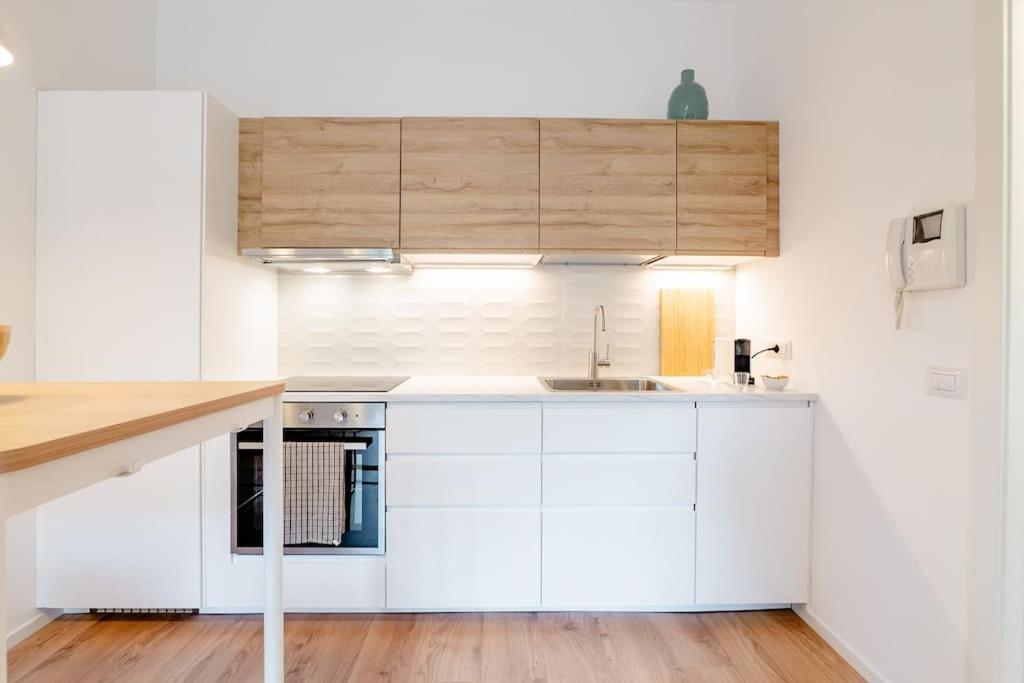 Luxury 1 Bedroom Apartment, Close To San Siro, Fiera And 10 Min Metro To Duomo * Milan